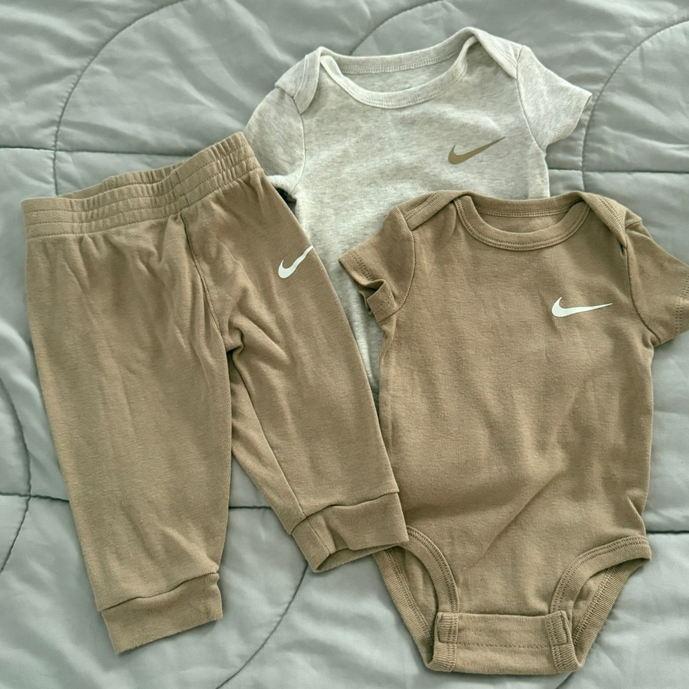 Nike Infant Set - Cream and Tan